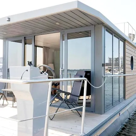 Botel Hausboot Luv *