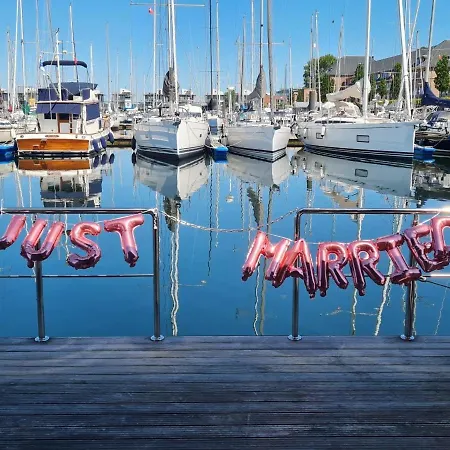 Hausboot Luv 보트호텔 *