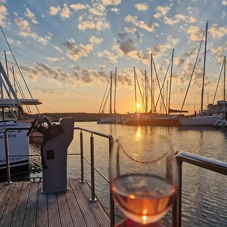 Hausboot Luv Πλωτό κατάλυμα