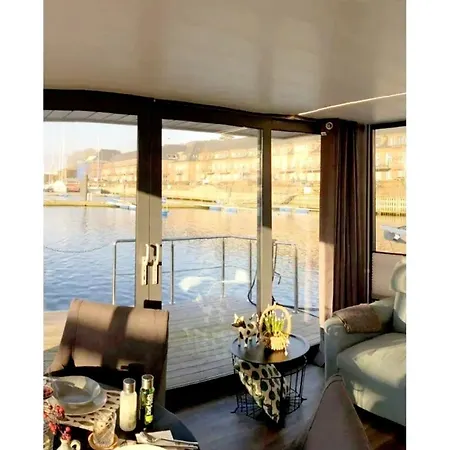 Hausboot Luv Hotel na wodzie